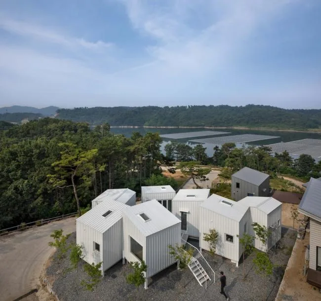 BIM建筑|碧湖之畔，丛林之间：飘浮立方体室第 / Younghan Chung Architects