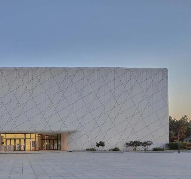 BIM建筑|银白简素，柔化边沿：邢窑遗址博物馆 / 言川建筑