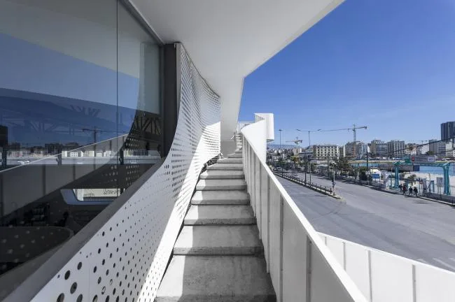 BIM建筑|波浪与白帆的奏歌：Mole药房 / KLab Architecture