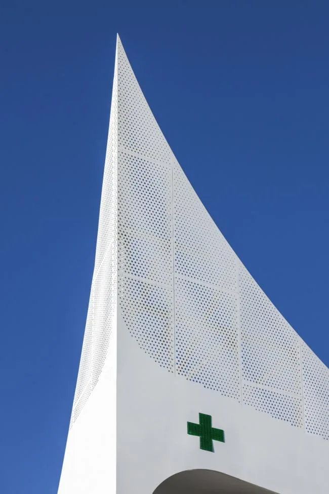 BIM建筑|波浪与白帆的奏歌：Mole药房 / KLab Architecture