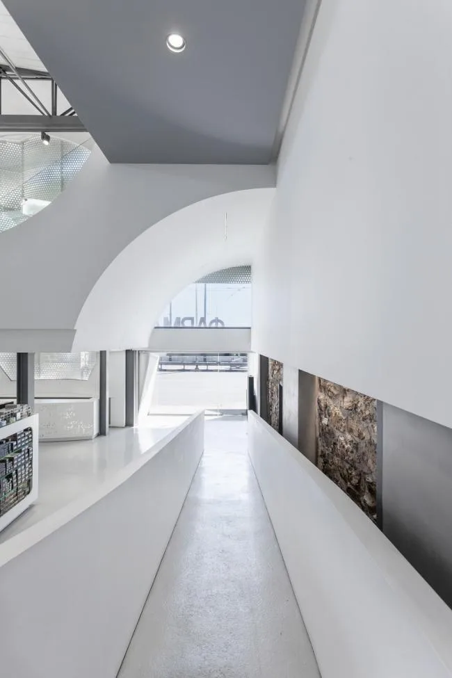 BIM建筑|波浪与白帆的奏歌：Mole药房 / KLab Architecture