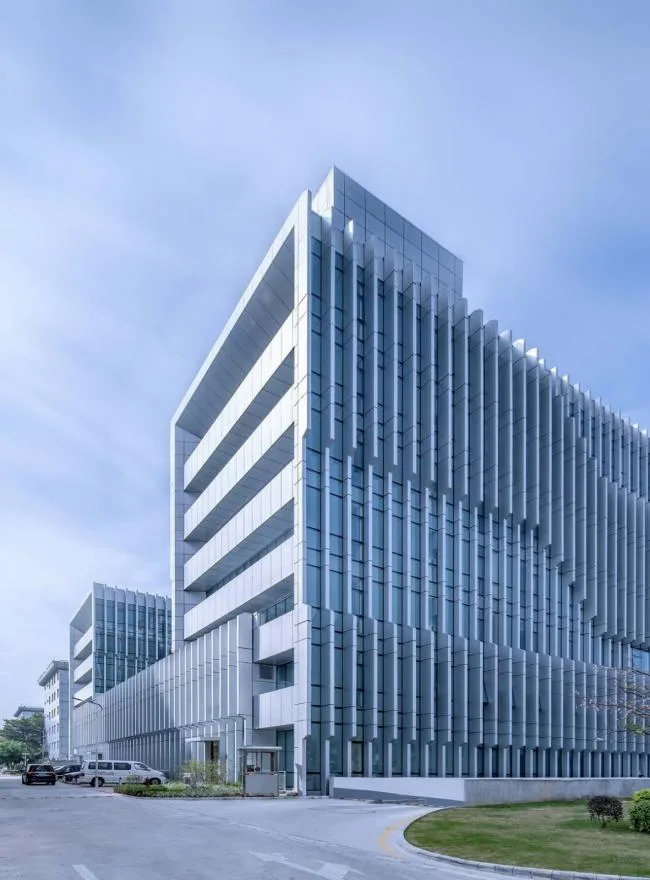 BIM建筑|是曲活动，展示科技感：广州白云国际机场综合信息年夜楼 / 武汉中合元创立筑设计
