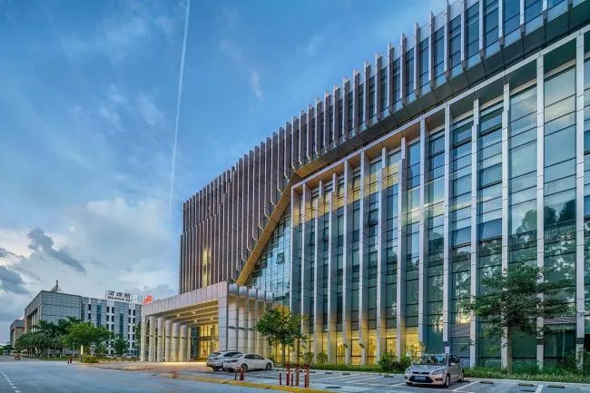 BIM建筑|是曲活动，展示科技感：广州白云国际机场综合信息年夜楼 / 武汉中合元创立筑设计
