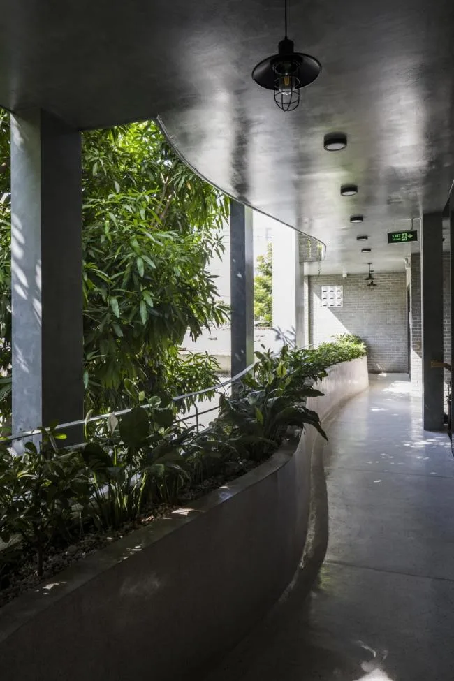 BIM建筑|安静葱茏，错落有致的梯田天台：越南花圃公寓 / Ho Khue Architects