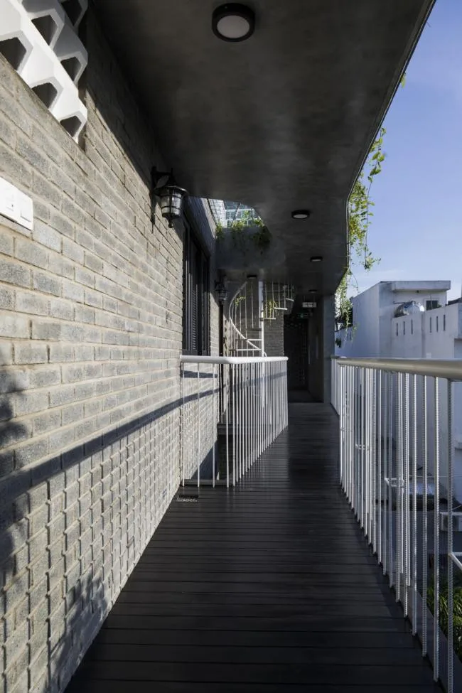 BIM建筑|安静葱茏，错落有致的梯田天台：越南花圃公寓 / Ho Khue Architects