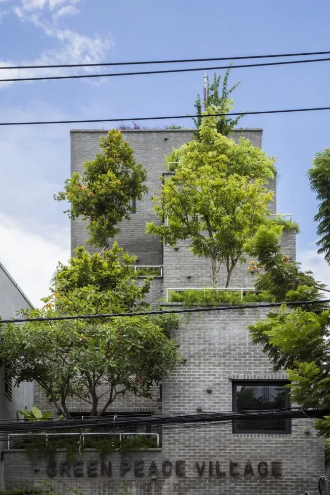 BIM建筑|安静葱茏，错落有致的梯田天台：越南花圃公寓 / Ho Khue Architects