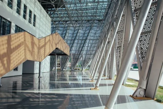 BIM建筑|如同舞台幕布般动态折叠延展：亳州市体育馆 / 袁野建筑工作室