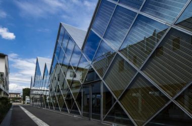 BIM建筑|持续屋脊如长龙卧野：日本富冈工商会 / 手塚贵晴建筑事务所-BIM建筑网