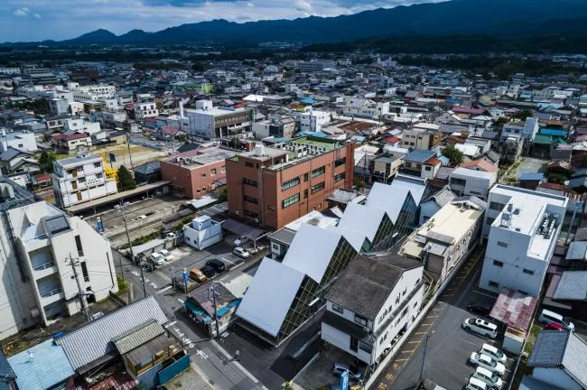 BIM建筑|持续屋脊如长龙卧野：日本富冈工商会 / 手塚贵晴建筑事务所