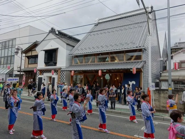 BIM建筑|持续屋脊如长龙卧野：日本富冈工商会 / 手塚贵晴建筑事务所