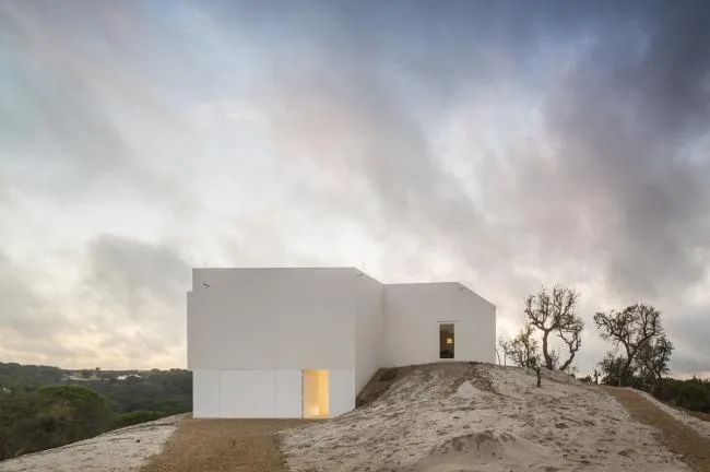 BIM建筑|荒凉上的白色雕塑“花”：Fontinha 室第 / Aires Mateus + SIA arquitectura