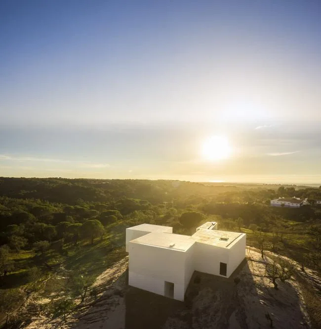 BIM建筑|荒凉上的白色雕塑“花”：Fontinha 室第 / Aires Mateus + SIA arquitectura