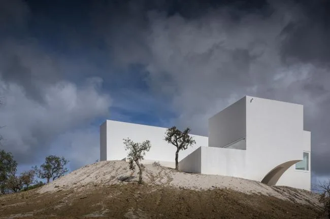 BIM建筑|荒凉上的白色雕塑“花”：Fontinha 室第 / Aires Mateus + SIA arquitectura