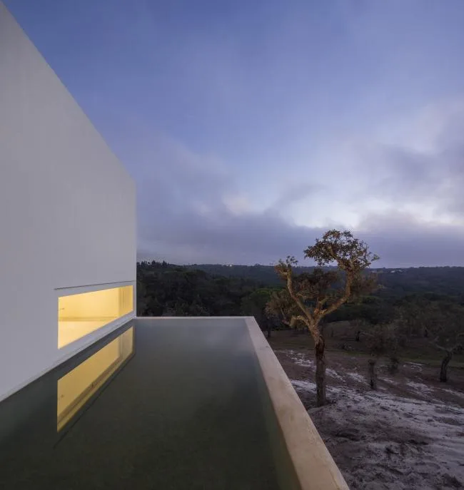BIM建筑|荒凉上的白色雕塑“花”：Fontinha 室第 / Aires Mateus + SIA arquitectura