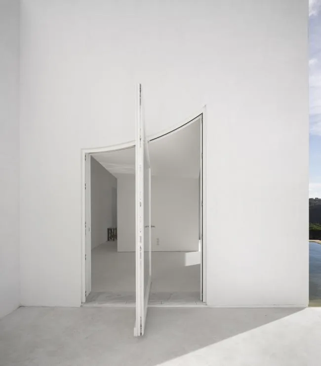 BIM建筑|荒凉上的白色雕塑“花”：Fontinha 室第 / Aires Mateus + SIA arquitectura