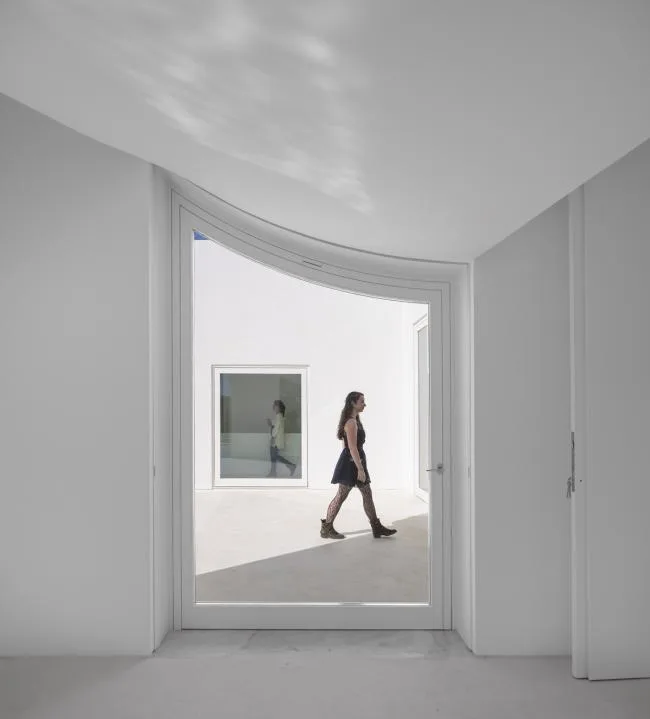 BIM建筑|荒凉上的白色雕塑“花”：Fontinha 室第 / Aires Mateus + SIA arquitectura