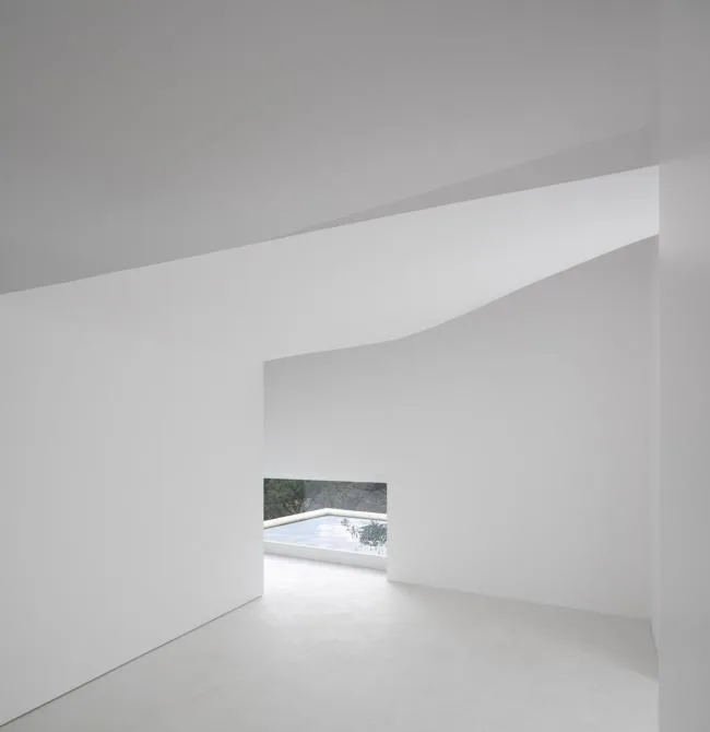 BIM建筑|荒凉上的白色雕塑“花”：Fontinha 室第 / Aires Mateus + SIA arquitectura