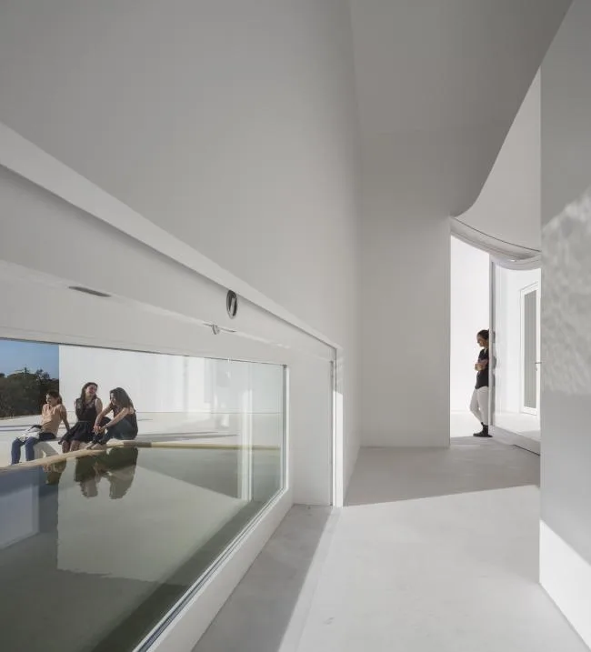 BIM建筑|荒凉上的白色雕塑“花”：Fontinha 室第 / Aires Mateus + SIA arquitectura