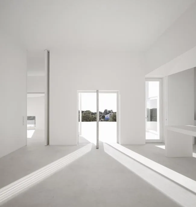 BIM建筑|荒凉上的白色雕塑“花”：Fontinha 室第 / Aires Mateus + SIA arquitectura