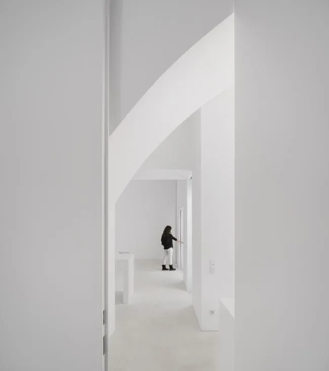 BIM建筑|荒凉上的白色雕塑“花”：Fontinha 室第 / Aires Mateus + SIA arquitectura