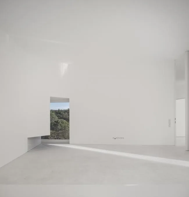 BIM建筑|荒凉上的白色雕塑“花”：Fontinha 室第 / Aires Mateus + SIA arquitectura