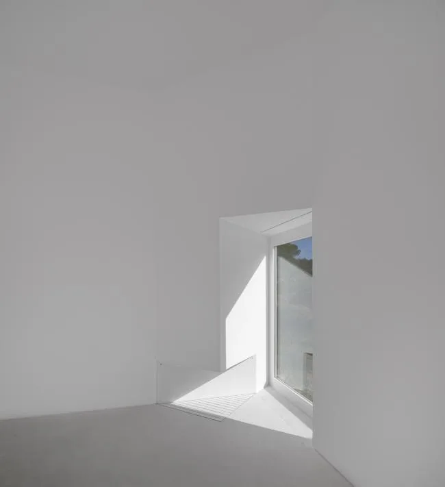 BIM建筑|荒凉上的白色雕塑“花”：Fontinha 室第 / Aires Mateus + SIA arquitectura