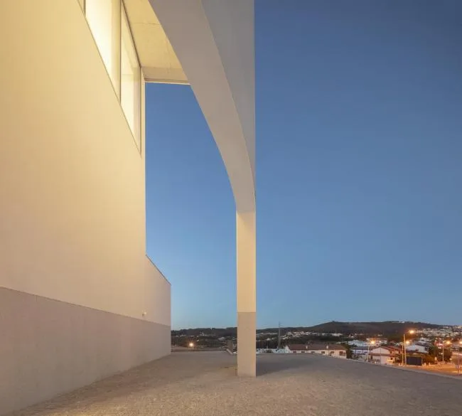 BIM建筑|神圣而纯粹的精力空间：拉加雷斯教堂 / FCC Arquitectura