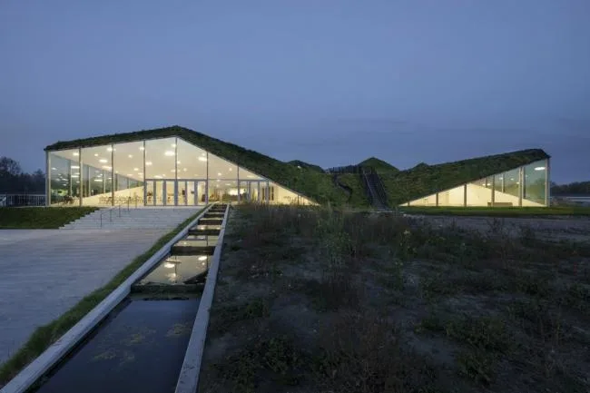 BIM建筑|湿地景不雅里的年夜地艺术雕塑：荷兰 Biesbosch 博物馆岛 / Studio Marco Vermeulen