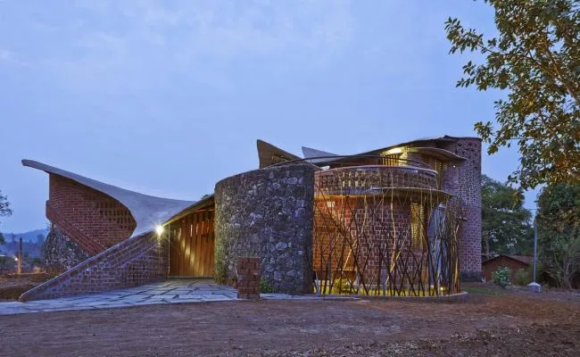 BIM建筑|飞动的曲线映进村落天际线：印度红砖之屋 / iStudio architecture