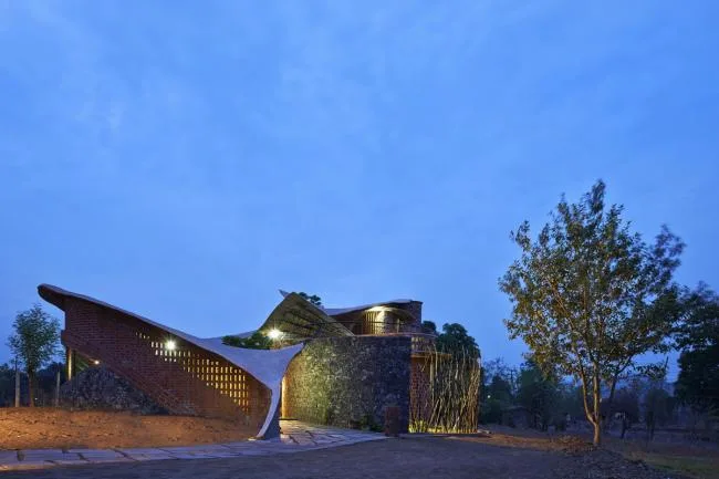 BIM建筑|飞动的曲线映进村落天际线：印度红砖之屋 / iStudio architecture