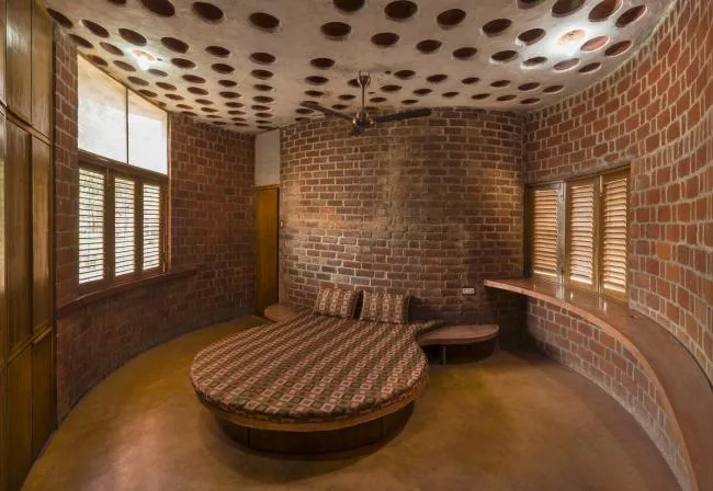 BIM建筑|飞动的曲线映进村落天际线：印度红砖之屋 / iStudio architecture