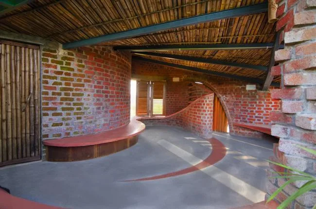 BIM建筑|飞动的曲线映进村落天际线：印度红砖之屋 / iStudio architecture