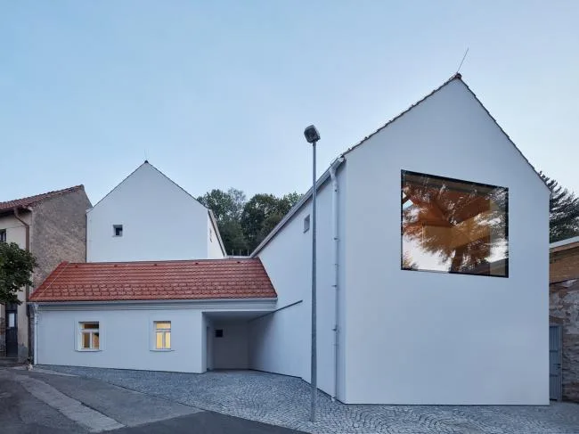 BIM建筑|富于童趣的白色小房子：布拉格度假屋 / Atelier 111 Architekti