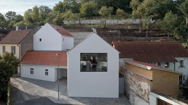 BIM建筑|富于童趣的白色小房子：布拉格度假屋 / Atelier 111 Architekti