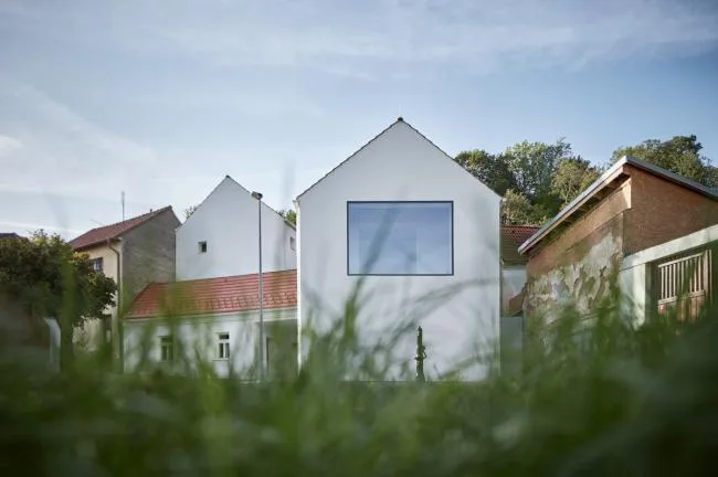 BIM建筑|富于童趣的白色小房子：布拉格度假屋 / Atelier 111 Architekti
