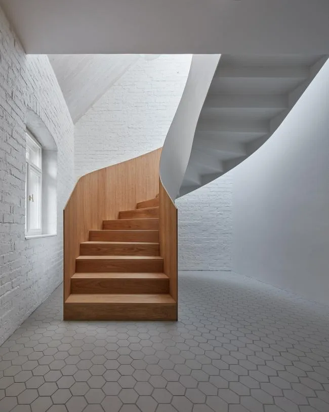 BIM建筑|富于童趣的白色小房子：布拉格度假屋 / Atelier 111 Architekti