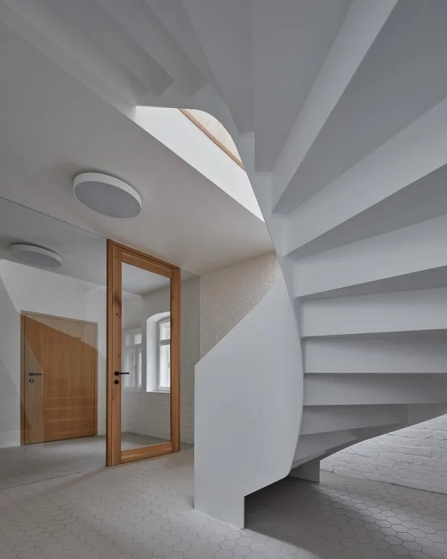 BIM建筑|富于童趣的白色小房子：布拉格度假屋 / Atelier 111 Architekti