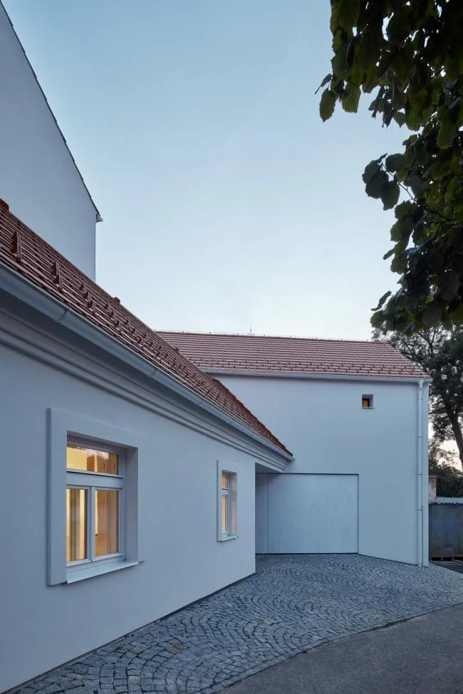 BIM建筑|富于童趣的白色小房子：布拉格度假屋 / Atelier 111 Architekti