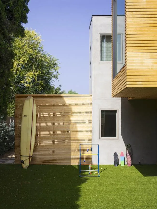 BIM建筑|跳脱的不规则几何形状：洛杉矶海滩避暑住宅 / Blue Truck Studio