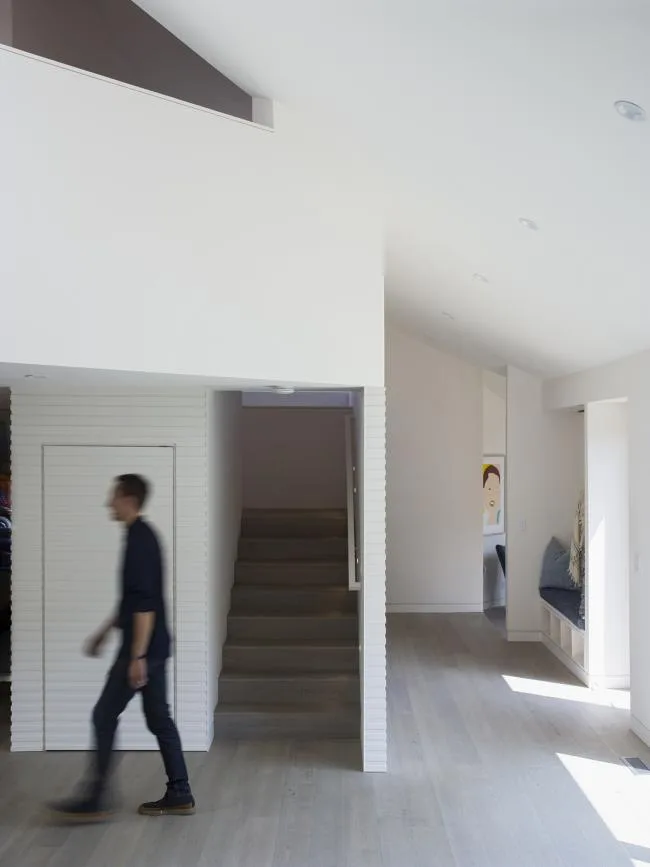 BIM建筑|跳脱的不规则几何形状：洛杉矶海滩避暑住宅 / Blue Truck Studio
