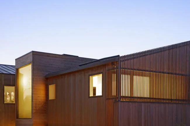 BIM建筑|跳脱的不规则几何形状：洛杉矶海滩避暑住宅 / Blue Truck Studio
