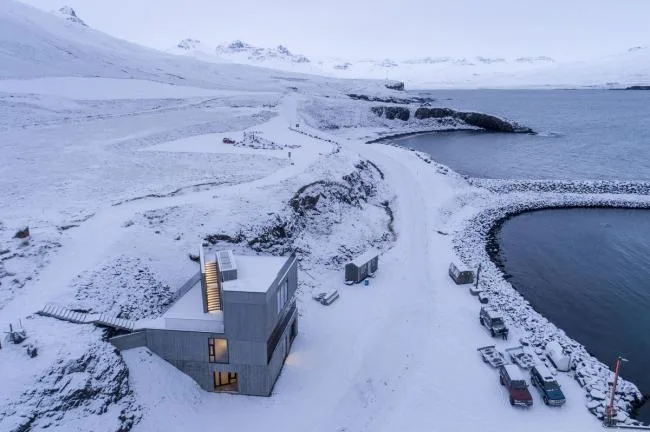 BIM建筑|守护峡湾的巨石：冰岛东博尔加峡湾游客中心 / Andersen & Sigurdsson Architects