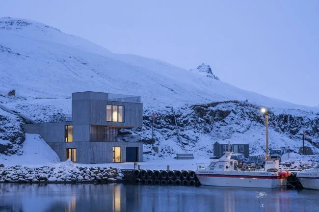 BIM建筑|守护峡湾的巨石：冰岛东博尔加峡湾游客中心 / Andersen & Sigurdsson Architects