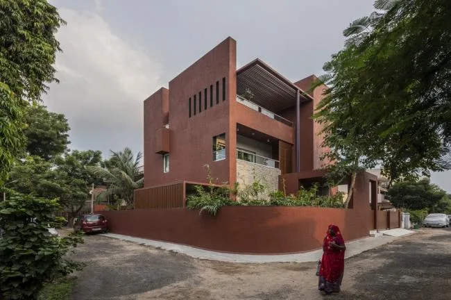 BIM建筑|如火一般热情，如耕牛般内敛：印度“红盒子”之家 / The Grid Architects