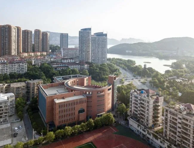 BIM建筑|稳重内敛，透着古典之美的清水红砖雕塑：黄石市群艺馆 / 中南建筑设计院