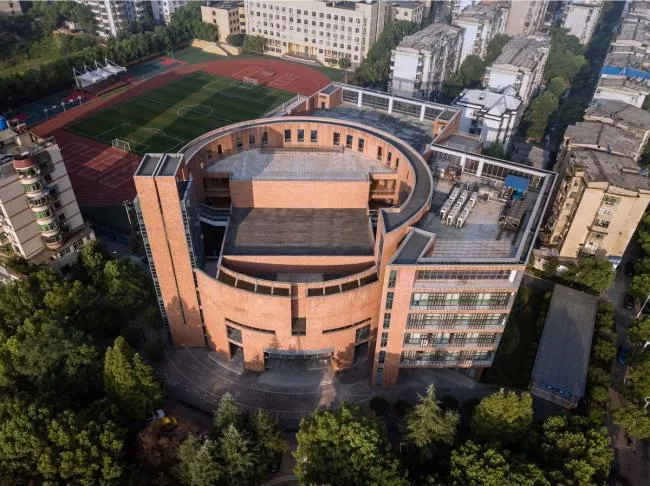 BIM建筑|稳重内敛，透着古典之美的清水红砖雕塑：黄石市群艺馆 / 中南建筑设计院