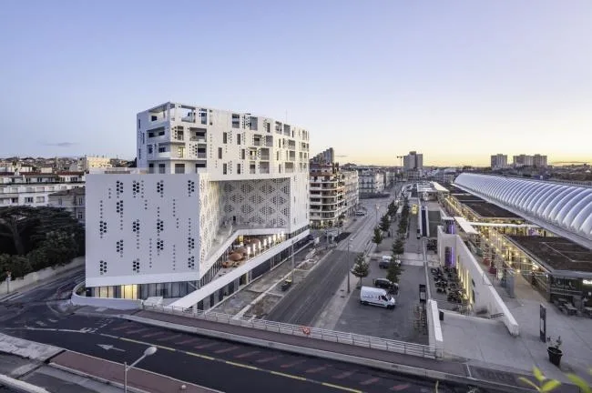 BIM建筑|如纯白蕾丝裙般优雅圣洁：蒙特皮埃酒店综合体 / Manuelle Gautrand Architecture