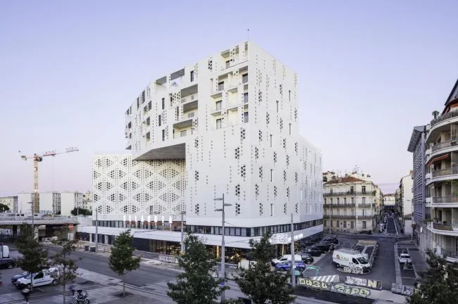 BIM建筑|如纯白蕾丝裙般优雅圣洁：蒙特皮埃酒店综合体 / Manuelle Gautrand Architecture