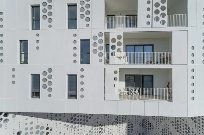 BIM建筑|如纯白蕾丝裙般优雅圣洁：蒙特皮埃酒店综合体 / Manuelle Gautrand Architecture
