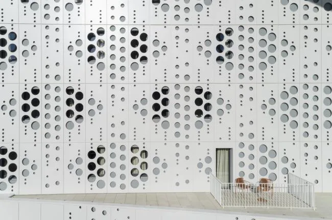 BIM建筑|如纯白蕾丝裙般优雅圣洁：蒙特皮埃酒店综合体 / Manuelle Gautrand Architecture